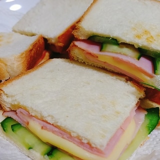 きゅうり　ハム　ゴーダチーズのサンドイッチ